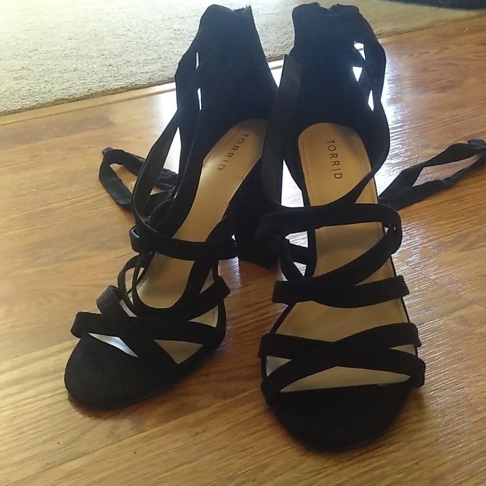 Sexy 11.5W Torrid strappy black heels!